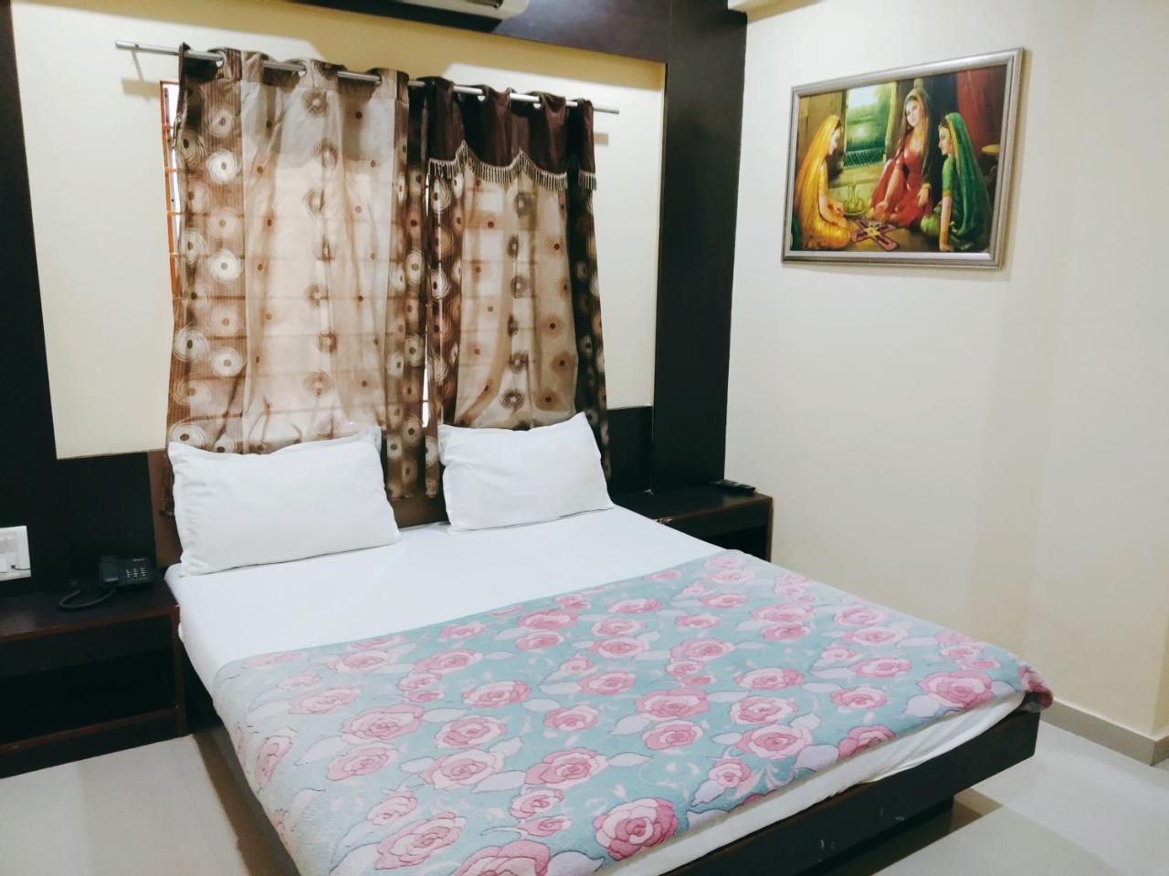 Hotel Krishna Palace Ahmadábád Kültér fotó