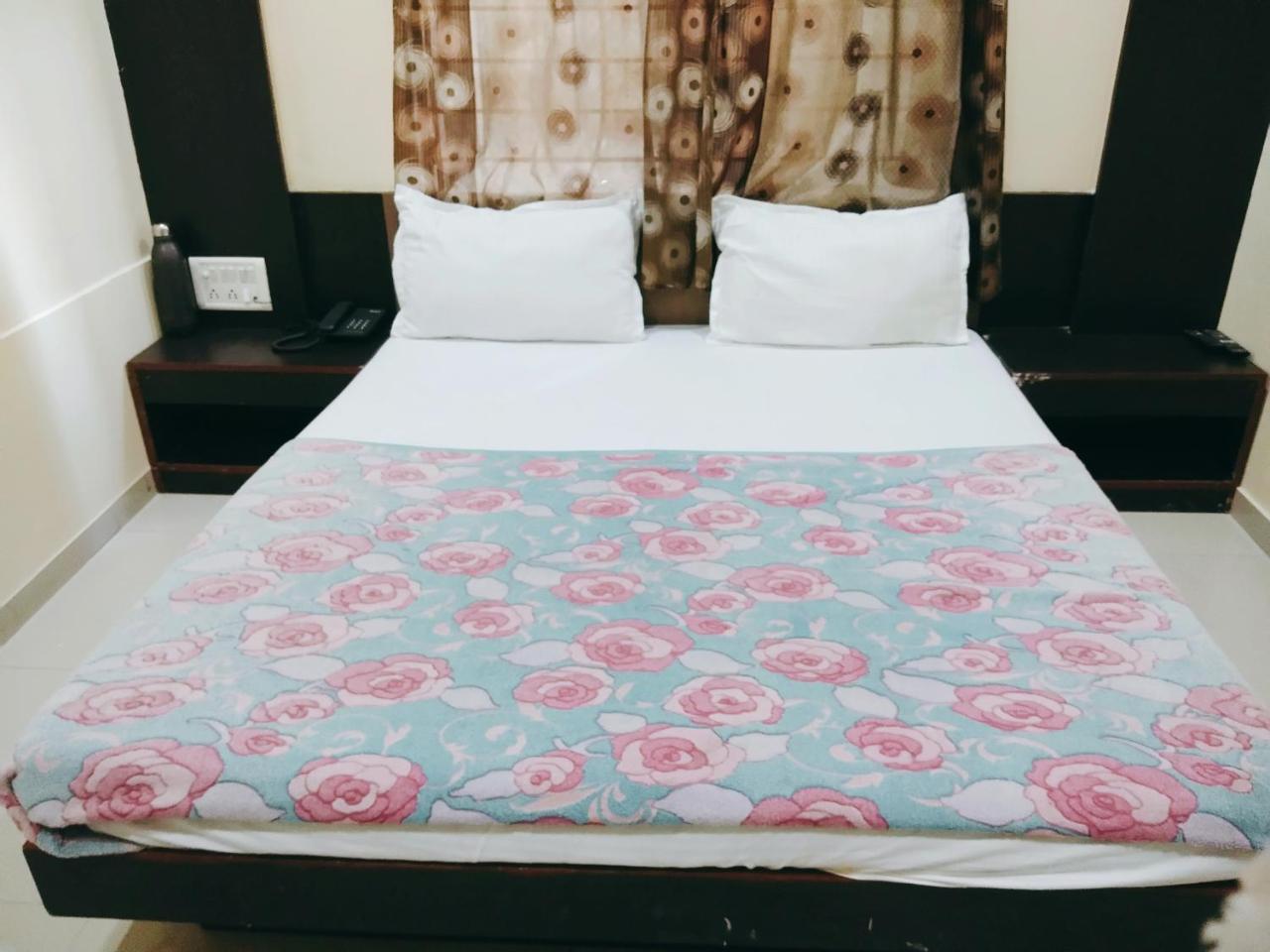 Hotel Krishna Palace Ahmadábád Kültér fotó
